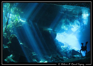 Sun light effects in Grand Cenote (Mexico). Taken with a ... by Raoul Caprez 